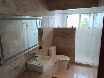 VENTA DE CASA EN LOMAS DE ANGELOPOLIS, CLUSTER CON ALBERCA Y CANCHA DE FUTBOL.