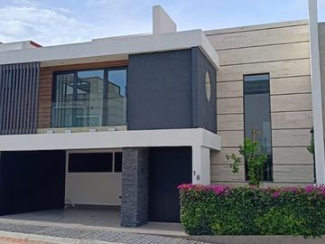 VENTA DE CASA EN LOMAS DE ANGELOPOLIS, CLUSTER CON ALBERCA Y CANCHA DE FUTBOL.