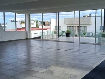 VENTA DE CASA EN LOMAS DE ANGELOPOLIS, CLUSTER CON ALBERCA Y CANCHA DE FUTBOL.