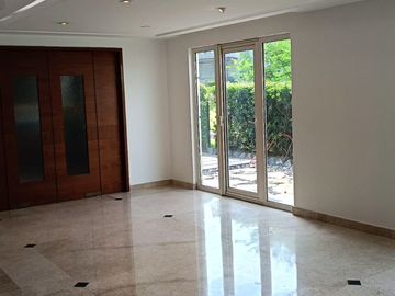 VENTA DE CASA EN LOMAS DE ANGELOPOLIS, CLUSTER CON ALBERCA Y CANCHA DE FUTBOL.