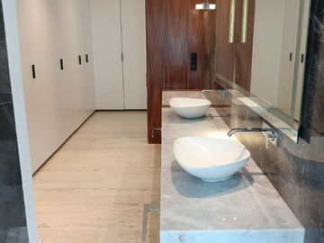 VENTA DE CASA EN LOMAS DE ANGELOPOLIS, CLUSTER CON ALBERCA Y CANCHA DE FUTBOL.