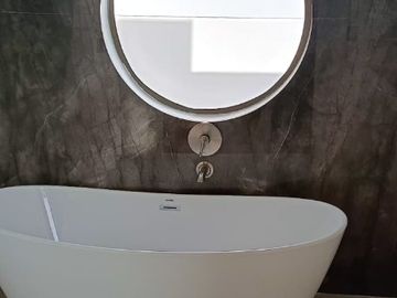 VENTA DE CASA EN LOMAS DE ANGELOPOLIS, CLUSTER CON ALBERCA Y CANCHA DE FUTBOL.