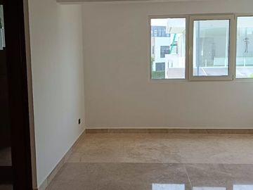 VENTA DE CASA EN LOMAS DE ANGELOPOLIS, CLUSTER CON ALBERCA Y CANCHA DE FUTBOL.