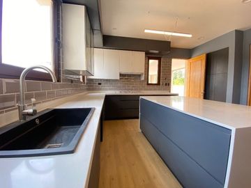Venta de casa nueva en condominio Pirque sector Los Silos