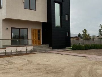 Venta de casa nueva en condominio Pirque sector Los Silos