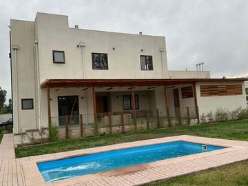 Venta de casa nueva en condominio Pirque sector Los Silos