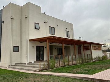 Venta de casa nueva en condominio Pirque sector Los Silos