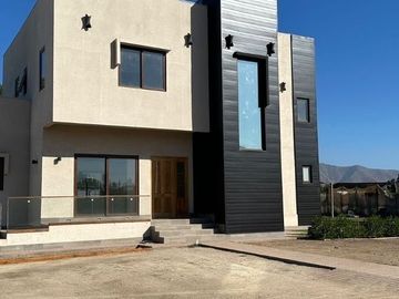 Venta de casa nueva en condominio Pirque sector Los Silos