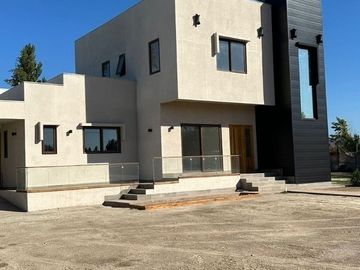 Venta de casa nueva en condominio Pirque sector Los Silos