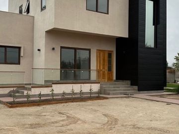 Venta de casa nueva en condominio Pirque sector Los Silos
