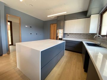 Venta de casa nueva en condominio Pirque sector Los Silos