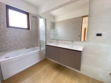 Venta de casa nueva en condominio Pirque sector Los Silos