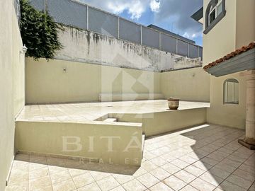 Hermosa Residencia en Venta en Bugambilias – Av. del Búfalo