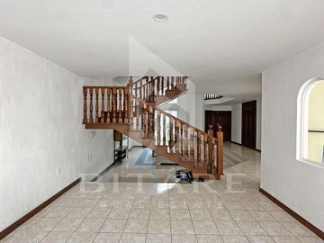 Hermosa Residencia en Venta en Bugambilias – Av. del Búfalo