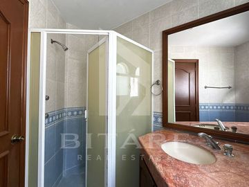 Hermosa Residencia en Venta en Bugambilias – Av. del Búfalo