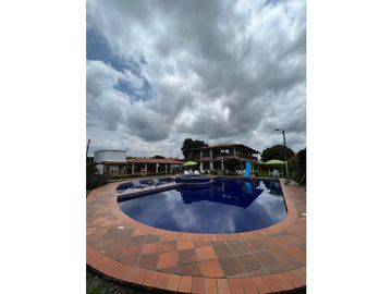 Finca el alquiler en Pereira, 20 Personas