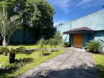 Casa en venta en Fracc. sobre Camino Real a Cholula, con 2,500m2 de Terreno
