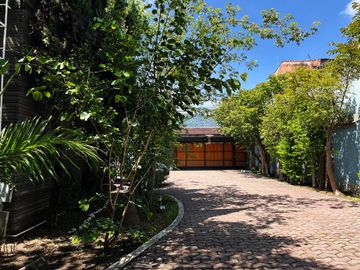 Casa en venta en Fracc. sobre Camino Real a Cholula, con 2,500m2 de Terreno