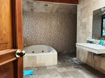 Casa en venta en Fracc. sobre Camino Real a Cholula, con 2,500m2 de Terreno