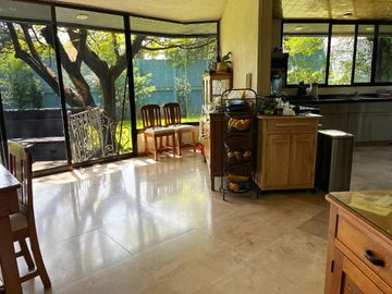 Casa en venta en Fracc. sobre Camino Real a Cholula, con 2,500m2 de Terreno