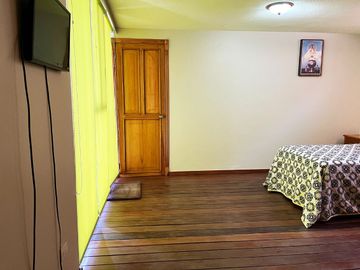 Casa en venta en Fracc. sobre Camino Real a Cholula, con 2,500m2 de Terreno