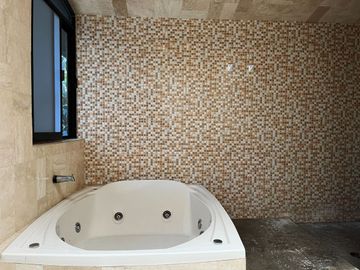Casa en venta en Fracc. sobre Camino Real a Cholula, con 2,500m2 de Terreno