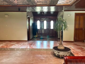Casa en venta en Fracc. sobre Camino Real a Cholula, con 2,500m2 de Terreno