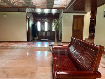 Casa en venta en Fracc. sobre Camino Real a Cholula, con 2,500m2 de Terreno