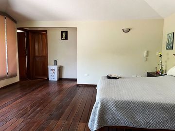 Casa en venta en Fracc. sobre Camino Real a Cholula, con 2,500m2 de Terreno