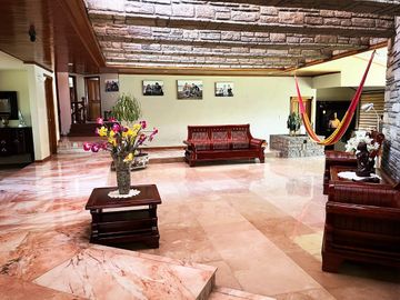 Casa en venta en Fracc. sobre Camino Real a Cholula, con 2,500m2 de Terreno