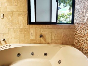Casa en venta en Fracc. sobre Camino Real a Cholula, con 2,500m2 de Terreno