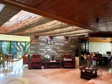 Casa en venta en Fracc. sobre Camino Real a Cholula, con 2,500m2 de Terreno