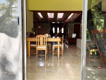 Casa en venta en Fracc. sobre Camino Real a Cholula, con 2,500m2 de Terreno