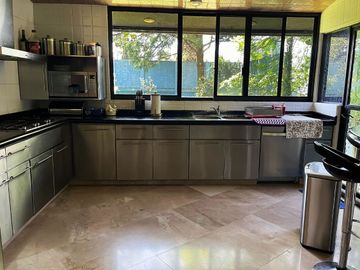 Casa en venta en Fracc. sobre Camino Real a Cholula, con 2,500m2 de Terreno