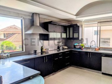 Casa en Venta de 740m2 dentro de la Urbanización El Condado