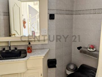 Casa en Venta de 740m2 dentro de la Urbanización El Condado