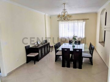 Casa en Venta de 740m2 dentro de la Urbanización El Condado