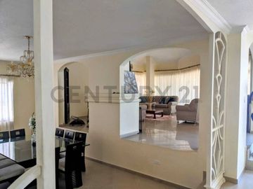 Casa en Venta de 740m2 dentro de la Urbanización El Condado