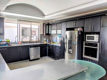 Casa en Venta de 740m2 dentro de la Urbanización El Condado
