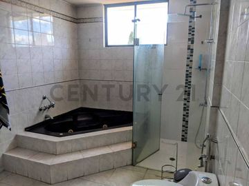 Casa en Venta de 740m2 dentro de la Urbanización El Condado