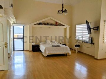 Casa en Venta de 740m2 dentro de la Urbanización El Condado