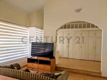 Casa en Venta de 740m2 dentro de la Urbanización El Condado