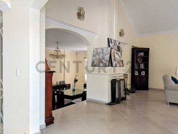 Casa en Venta de 740m2 dentro de la Urbanización El Condado