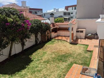 Casa en Venta de 740m2 dentro de la Urbanización El Condado