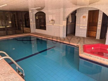 Casa en Venta de 740m2 dentro de la Urbanización El Condado