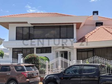 Casa en Venta de 740m2 dentro de la Urbanización El Condado