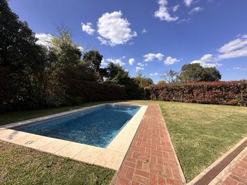 Casa en venta en Barrio El Aromo una planta, 3 dormitorios mas playroom con pileta
