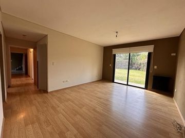 Casa en venta en Barrio El Aromo una planta, 3 dormitorios mas playroom con pileta