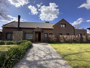 Casa en venta en Barrio El Aromo una planta, 3 dormitorios mas playroom con pileta