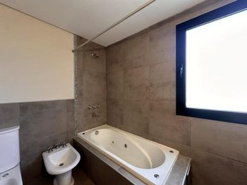 Casa en venta en Barrio El Aromo una planta, 3 dormitorios mas playroom con pileta
